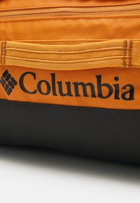 Columbia LANDROAMER™ 40L DUFFEL UNISEX - Matkakassi - sunstone/shark