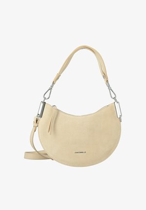 Sac à main en daim beige en forme de demi-lune avec sangle détachable, ferrures argentées, fermeture éclair et logo "Coccinelle" sur le devant.