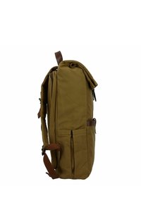Sac à dos en toile kaki avec un design à rabat, accents en cuir marron, deux poches latérales et des bretelles ajustables pour un confort de transport.