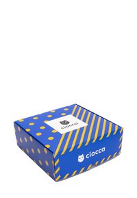 Blaue Box mit gelben Punkten und diagonalen Streifen. Mit einem weißen Etikett, das ein schwarzes Katzenlogo zeigt, und dem Text "ciocca". Quadratische Form.