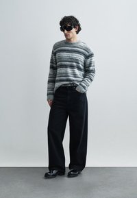 Holzweiler COHEN FLUFFY STRIPE CREW - Strikkegenser - grey