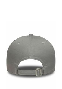 Graue Baseballmütze mit strukturiertem Design, Stofftextur, Metallverstellschließe auf der Rückseite und Belüftungsösen oben.