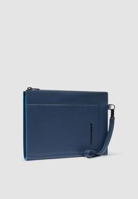 Blauwe leren clutch met een slanke rechthoekige vorm, textuur oppervlak, bovenste ritssluiting en een afneembare polsband.