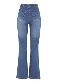 Jeans i denim med utsvängd benprofil och elastisk midja, i en medelblå tvätt, med två bakfickor och raka ben som vidgar sig vid nederkanten.