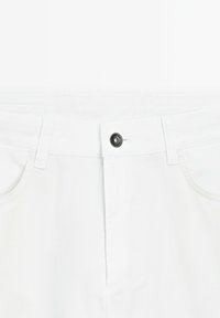 Witte, slim-fit broek met een platte voorkant, voorzien van een zwarte knoopsluiting en standaard zakken. Gemaakt van een gladde, lichte stof.