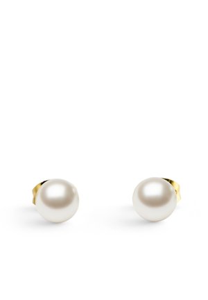 Par de pendientes de perlas blancas redondas con cierre dorado sobre un fondo blanco.