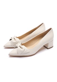 Vita läderlåga skor med spetsig tå, utrustade med en rosettdetalj på framsidan och en texturerad innersula.