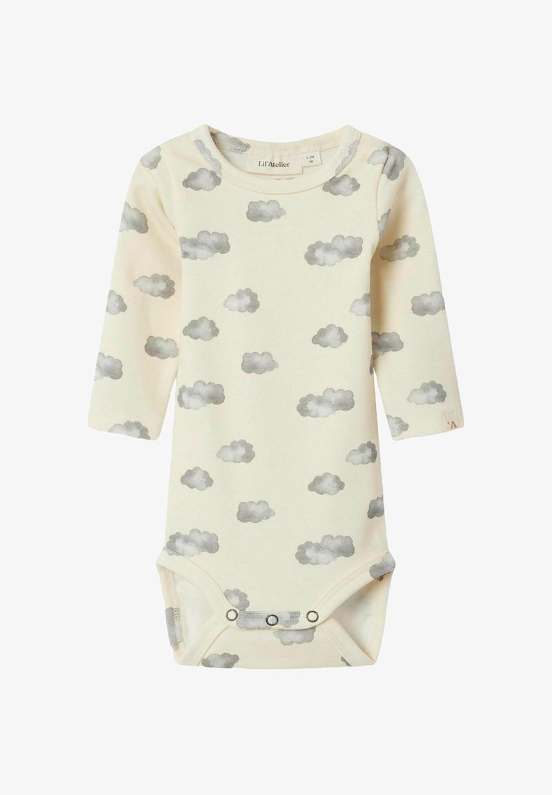 Langärmliger Baby-Body aus cremefarbenem Baumwollstoff mit hellgrauem Wolkenprint, ausgestattet mit Druckknöpfen am Boden und einem runden Halsausschnitt.