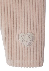 Sanftes rosa Rippgewebe mit einem gestickten Herz-Patch, das das Gesicht von Winnie Pooh und seinen Namen in helllila Faden zeigt.