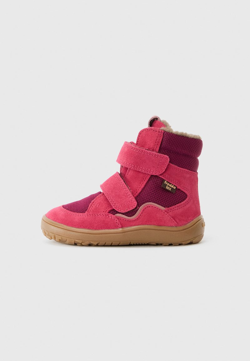 Bottes pour enfants roses et violettes en cuir suédé et en matériau en maille, avec deux brides Velcro et une semelle en caoutchouc marron. Doublure en fourrure visible en haut.