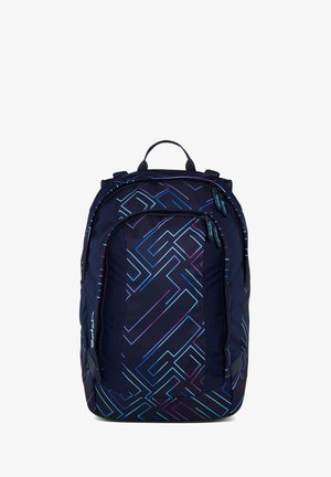 Zaino navy con motivo geometrico in linee blu e viola. Progettato con una maniglia superiore e due spallacci per il trasporto.