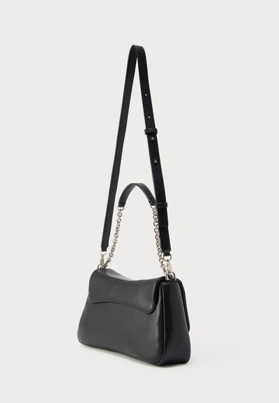 Μαύρη δερμάτινη τσάντα χειρός με κυρτό σχήμα, διαθέτει αποσπώμενο λουρί αλυσίδας και λεία υφή. Απλός σχεδιασμός με διακριτική λεπτομέρεια ραφής.