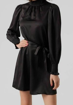 Czarna mini sukienka z satyny z długimi bufkowatymi rękawami, marszczonymi mankietami i dekoltem oraz paskiem wiązanym w talii.