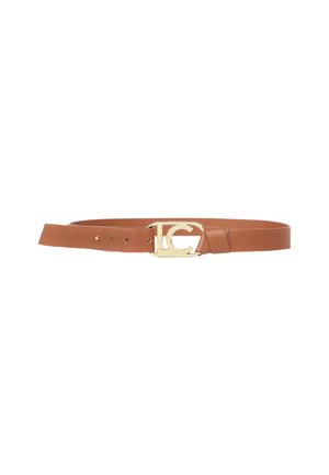 Cintura in pelle color tan con fibbia dorata caratterizzata da un distintivo design a "C". Texture liscia, cinque fori per la regolazione della misura.