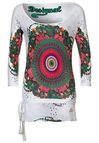 Vit långärmad topp med ett färgglatt mandala-mönster i grönt, rosa och lila. Inkluderar en knytning vid midjan och broderad logotyp.