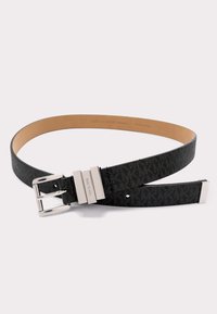 Mustat nahkavyö, jossa on teksturoitu pinta, hopeinen metalli solki ja korostusesineet. Sisältää Michael Kors -brändin. Suora sisäosa.