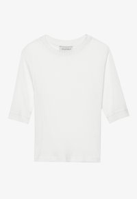 Camiseta blanca de rayas, con mangas cortas y un cuello redondo. Textura suave, diseño sencillo y un dobladillo recto. Etiqueta de la marca visible en el interior.