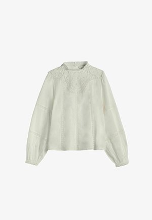 Hvid bluse med lange ærmer, blondeindlæg ved skulderparti, høj hals med knaplukning, lodrette blondepaneler og samlede manchetter med blondekant.