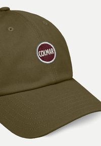Olīvzaļš cepures modelis no teksturēta auduma, ar noapaļotu izšuvumu Colmar logo bordo un baltā krāsā priekšpusē. Ar izliekta viziera dizainu.