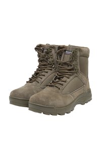 Botas de estilo militar de ante y tela en verde oliva, con cordones, ojales de metal y una suela de goma texturizada para mayor tracción.