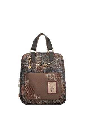 Piccola borsa a mano con motivo, manici superiori, tasca frontale marrone con design cucito e toppa di una ragazza dei cartoni, e ciondolo portachiavi in metallo.