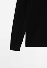 Sort striktrøje med lange ærmer, ribstrikkede manchetter og en lige kant. Stoffet virker glat med en let elasticitet.