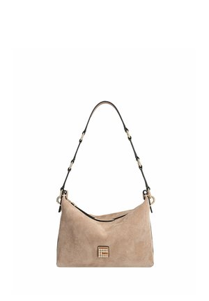 Beige Wildleder-Handtasche mit schwarzem, verstellbarem Schulterriemen und kleinem quadratischem dekorativem Emblem vorne in der Mitte.