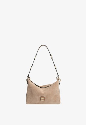 Beige suède handtas met een zwart verstelbare band en een klein vierkant decoratief embleem aan de voorkant in het midden.