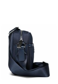 Borsa a tracolla blu navy con texture, cerniera argentata e tracolla larga regolabile, mostrata di lato su sfondo bianco.