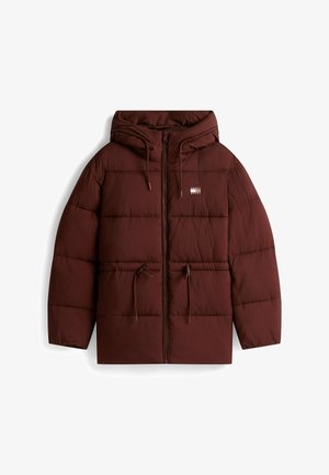 Bruine pufferjack met een vast capuchon, rits aan de voorkant en een trekkoord. Heeft een gequiltde textuur en twee voorkruiden.