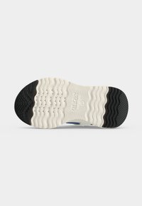 Semelle de basket blanche à motif ondulé, parties noires à la pointe et au talon, petites perforations et nom de la marque Geox en relief au centre.