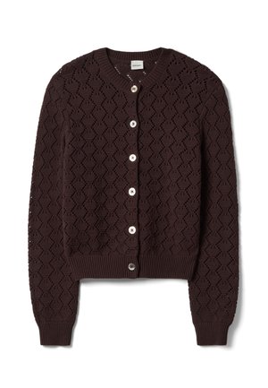 Bruine gebreide cardigan met een ruitpatroon, geribbelde manchetten en zoom, en vijf knoopsluitingen aan de voorkant.