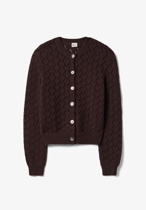 Braune Strickjacke mit Rautenmuster, gerippten Bündchen und Saum sowie fünf Knöpfen vorne.