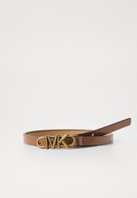 Bruine leren riem met een gladde textuur, voorzien van een gouden logo-buckle. De riem heeft een slank ontwerp en een enkele ring om de riem te bevestigen.