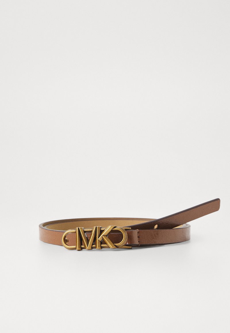 Bruine leren riem met een gladde textuur, voorzien van een gouden logo-buckle. De riem heeft een slank ontwerp en een enkele ring om de riem te bevestigen.