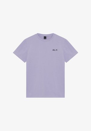 Fioletowy bawełniany t-shirt z krótkimi rękawami, okrągłym dekoltem i małym czarnym logo "RLX." nadrukowanym po lewej stronie klatki piersiowej.