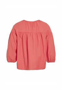 Koralfarvet, løst siddende bluse med trekvartlange puffærmer og samlede detaljer ved ryggen. Blød stoftekstur.