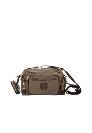 Piccola borsa a tracolla marrone con più scomparti con cerniera, una tasca frontale con emblema ricamato e una tracolla regolabile.