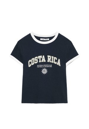 Marineblauw T-shirt met korte mouwen met witte kraag en manchetten, "COSTA RICA" en sportclubtekst met zonafbeelding op de voorkant.