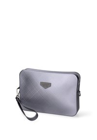 Borsa a tracolla grigia con finitura texturizzata, dotata di chiusura a cerniera e di un cinturino per il polso. Un piccolo etichetta del marchio è visibile nella parte anteriore.