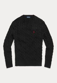 Čierny dlhý pletený sveter s okrúhlym výstrihom a malým červeným logom Polo Ralph Lauren na ľavej strane hrude.