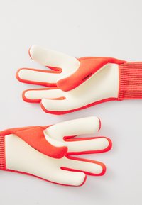 Rode handschoenen met een gestructureerde mesh achterzijde en een gladde rubberen palm. Heeft een dynamisch pasontwerp, met vijf aparte vingersecties.