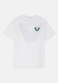 Hvit bomulls t-skjorte med et stort graphisk motiv av vinger i lyseblått og mørkeblått, med et fargerikt sommerfugl-design på venstre bryst.