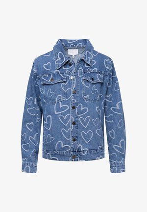 Chaqueta de mezclilla en azul con patrones de corazones blancos, que presenta un cuello con solapa, cierre de botones en la parte delantera y dos bolsillos en el pecho. La tela tiene una textura clásica.