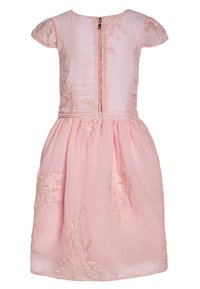 Różowa sukienka z krótkimi rękawami, z haftem kwiatowym, teksturowana tkanina oraz z ukrytą zamkiem błyskawicznym z tyłu. Plisowany dół.