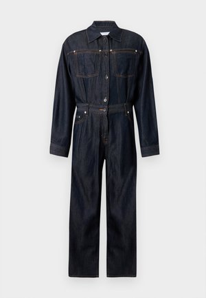 Tuta in denim blu scuro con colletto, maniche lunghe, chiusura con bottoni, due tasche frontali e cintura in vita per una silhouette aderente.