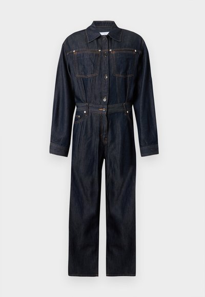 Combinaison en jean bleu foncé avec col, manches longues, fermeture à boutons, deux poches avant et ceinture à la taille pour une silhouette ajustée.