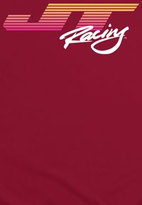 Burgundy t-shirt med texten "JT Racing" i vitt, tillsammans med horisontella ränder i rosa och gult ovanför logotypen. Slät tygtextur.