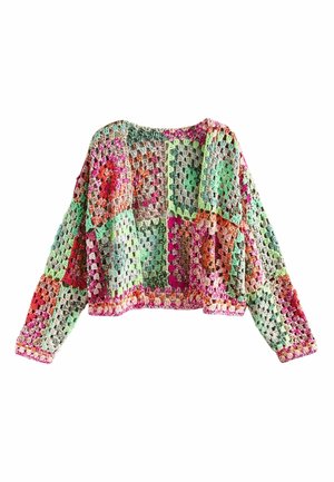 Mehrfarbige Häkeljacke mit Patchwork-Quadratmuster in Pink, Grün, Orange und Beige, mit langen Ärmeln und offenem Vorderteil.