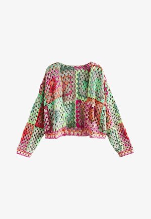 Multifarvet hæklejakke med patchwork firkantmønstre i pink, grøn, orange og beige, med lange ærmer og åben front.